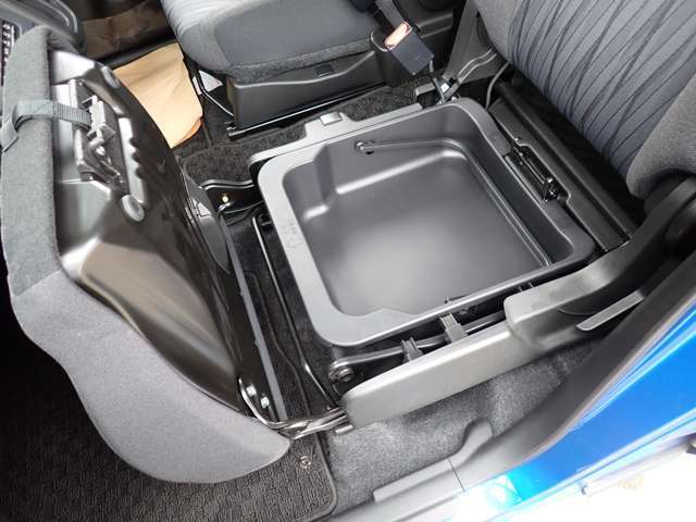 ☆シートアンダーボックス！小物を収納すれば車内スッキリ！助手席にスーパーの袋を置くと、ブレーキを踏んだ瞬間に倒れて散らばってしまう事ってありませんか？ここに買物袋を置けば、そんな心配も必要ありません☆