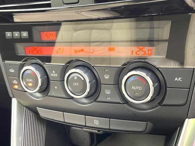 【オートエアコン】一度お好みの温度に設定すれば、車内の温度を検知し風量や温度を自動で調整。暑い…寒い…と何度もスイッチ操作をする必要はありません。快適な車内空間には必須の機能ですね♪