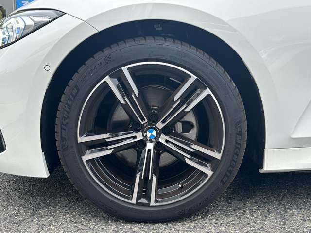 【BMWアロイホイル】軽量かつ強度に拘ったアロイホイル。走行性能ポテンシャルを引き出す設計。車の足元を引き締めてくれる大きなポイントはアロイホイルです。