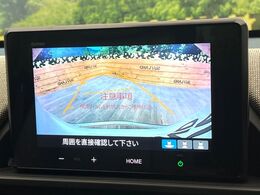 【バックカメラ】駐車時に後方がリアルタイム映像で確認できます。大型商業施設や立体駐車場での駐車時や、夜間のバック時に大活躍！運転スキルに関わらず、今や必須となった装備のひとつです！
