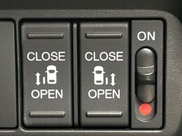 【両側パワースライドドア】スマートキーや運転席のスイッチで後席両側スライドドアの開閉が可能♪電動だから力を入れてドアを開ける必要が無く、小さなお子様でも簡単に開け閉めでき快適です♪