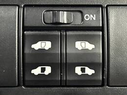 【両側パワースライドドア】スマートキーや運転席のスイッチで後席両側スライドドアの開閉が可能♪電動だから力を入れてドアを開ける必要が無く、小さなお子様でも簡単に開け閉めでき快適です♪