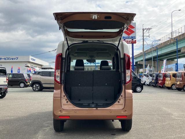 バックドアは上開き跳ね上げ式で、開口も広め！レジャーやショッピングの荷物も積みやすそうですね！