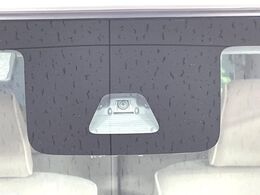 【スマートアシスト2】走行中に前方の車両等を認識し、衝突しそうな時は警報とブレーキで衝突回避と被害軽減をアシスト。より安全にドライブをお楽しみいただけます。