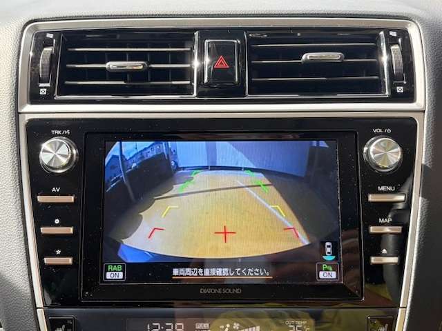 バックカメラがついて後方確認が簡単にできます！苦手としている車庫入れ等も安心して出来ますね！凄く需要の高い装備ですので、最初から付いていれば言う事なしですよね！？