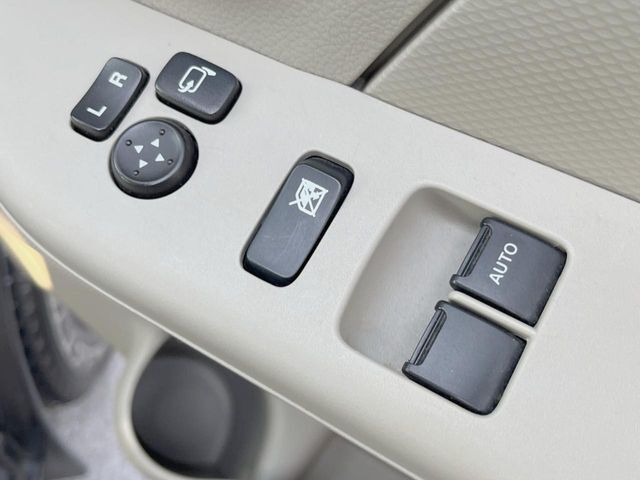 【電動格納ミラー】サイドミラーは電動格納式となっており、狭い駐車場でもキズがつくリスクを抑えられます。