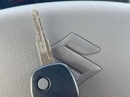 【キーレス】少し離れた場所からでもボタン一つでドアの開錠・施錠ができるのでとっても便利！ドアの鍵穴周りに傷をつけることもありません