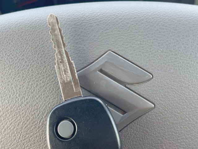 【キーレス】少し離れた場所からでもボタン一つでドアの開錠・施錠ができるのでとっても便利！ドアの鍵穴周りに傷をつけることもありません