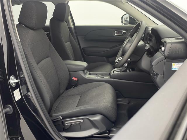 【運転席】座り心地が良いシートなので長時間の運転でも快適にお過ごしいただけます。新品のフロアマットのご注文も可能です。掲載箇所以外にご希望の写真がございましたらお気軽にお問い合わせ下さい。