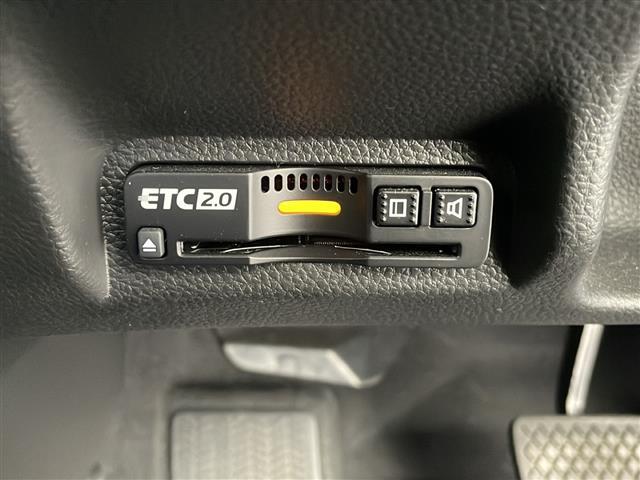 【ETC】有料道路を利用する際に料金所で停止することなく通過できる、ETC車載器（ノンストップ自動料金収受システム機器）が装備されています。セットアップを行うことで利用可能になります。