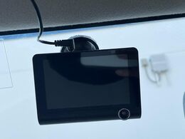 【ドライブレコーダー】安心・安全なカーライフに必須のドライブレコーダーを装備！走行中はもちろん、あおり運転や事故に遭遇した際の状況も映像で記録し、万一のリスクに備えます。