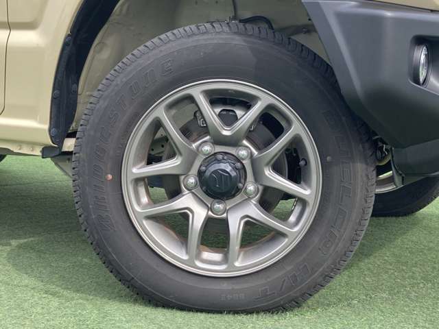 【運転席】座り心地が良いシートなので長時間の運転でも快適にお過ごしいただけます。新品のフロアマットのご注文も可能です。掲載箇所以外にご希望の写真がございましたらお気軽にお問い合わせ下さい。