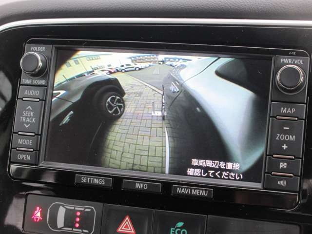 【サイドカメラ】バックギアに入れると、目視で確認できない所もモニターで見れますので安心して駐車ができますね！