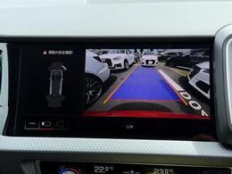 ●【リヤビューカメラ】『車両後方の映像を映し出し、舵角に基づいて計算された経路を画面に示して駐車操作をサポートします。』