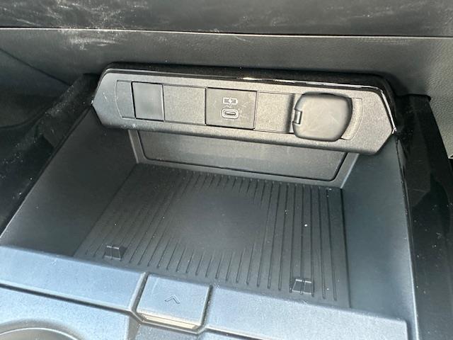 【USB端子】USB接続もついていますので携帯などの電子機器の充電にも使えて便利です♪