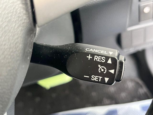 【クルーズコントロール】高速道路もラクラク走行。アクセルを離しても一定速度で走行ができ、長距離運転時の負担を軽減！加速・減速も簡単なスイッチ操作で調整できます。