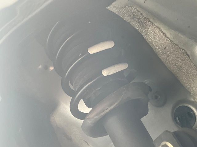 お車を安心してお乗りいただく為には、足回りの定期点検が欠かせません。サービスサポート（有償保証）では無料点検もご提供しており、安心のカーライフをお過ごしいただけるサポート体制が整っています。