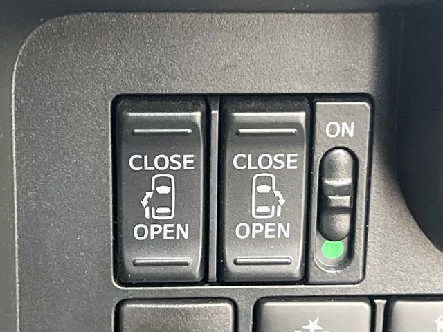 【両側パワースライドドア】スマートキーや運転席のスイッチで後席両側スライドドアの開閉が可能♪電動だから力を入れてドアを開ける必要が無く、小さなお子様でも簡単に開け閉めでき快適です♪