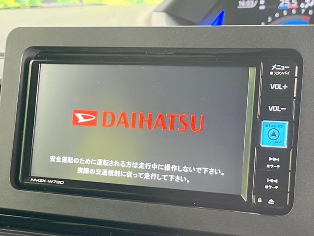 【純正ナビ】人気の純正ナビを装備しております。ナビの使いやすさはもちろん、オーディオ機能も充実！キャンプや旅行はもちろん、通勤や買い物など普段のドライブも楽しくなるはず♪