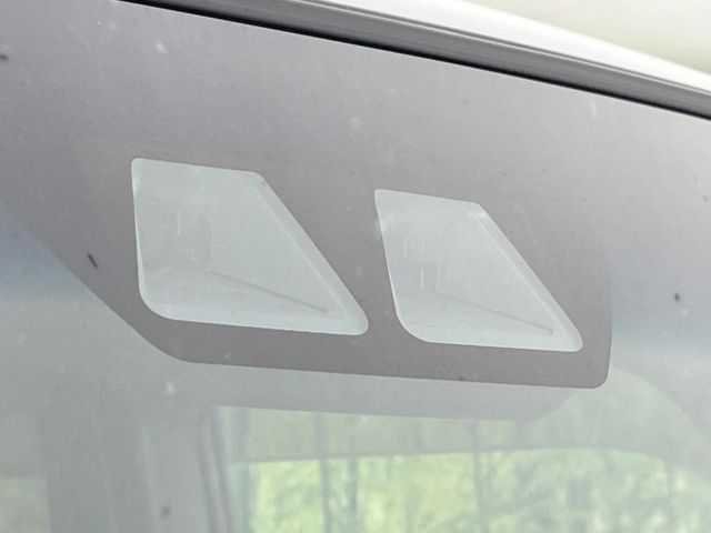 【スマートアシスト】走行中に前方の車両等を認識し、衝突しそうな時は警報とブレーキで衝突回避と被害軽減をアシスト。より安全にドライブをお楽しみいただけます。