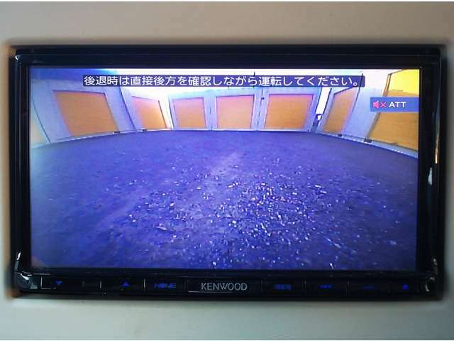 車庫入れに便利なバックカメラも装備されています！！