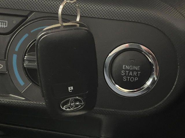 【スマートキー】カバンやポケットに入れたままでもドアの施錠・解錠が可能なスマートキーを装備。エンジンのオン・オフ時もカギを取り出す必要が無いからとっても便利です♪