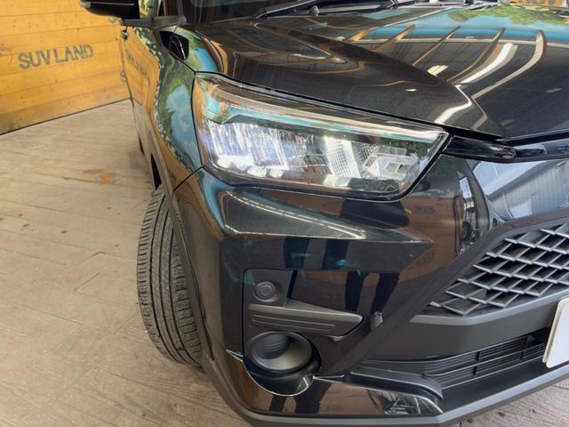 【LEDヘッドライト】悪天候や夜間走行時も良好な視界を確保し安心して運転できる高輝度LEDヘッドライトを装備！点灯速度が早く、消費電力も抑えられています。