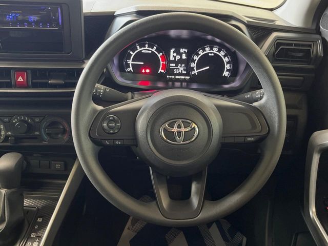 インテリアに合わせたデザインのステアリングは、運転される方のことも考え、運転しやすい形状、大きさです。是非一度、実際に触ってお確かめください。