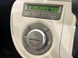 【オートエアコン】一度お好みの温度に設定すれば、車内の温度を検知し風量や温度を自動で調整。暑い…寒い…と何度もスイッチ操作をする必要はありません。快適な車内空間には必須の機能ですね♪