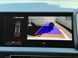 ●リアビューカメラ『入車経路を算出し、ガイドラインと補助線をディスプレイに表示します。同時にバンパーに内蔵のセンサーが障害物を感知し音で注意を促します。後方の死角も安心していただけます。』