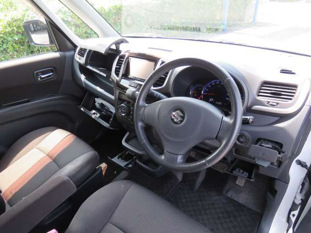 グローブボックス以外にも収納がたくさんあるので車内の小物整理も出来ます！！