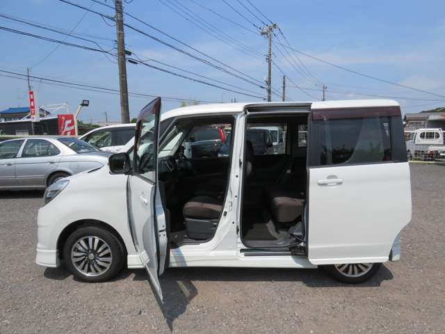 傘やお荷物を持っての乗り降りはもちろん、風の強い日や狭い場所に駐車した時でも壁や隣の車にドアをぶつける心配もありません！！