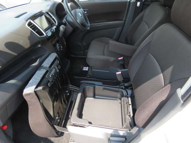 助手席下にはバケツ式の収納スペースも付いているので荷物をそのまま家まで持ち込んで空にした状態でまたセットしておけます！！