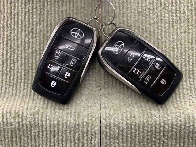 手荷物が多いときでも、スマートキーをバッグやポケットに携帯していれば、キーを取り出すことなくドアの解錠・施錠ができます