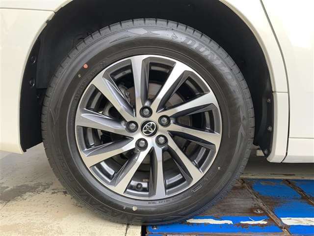 デザイン性にも優れた純正17インチアルミホイールです。