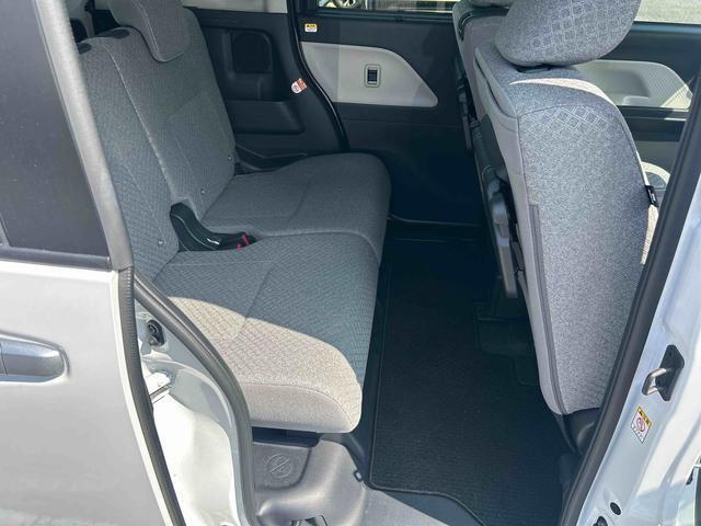 後席足元も広々でゆったりと座れます♪