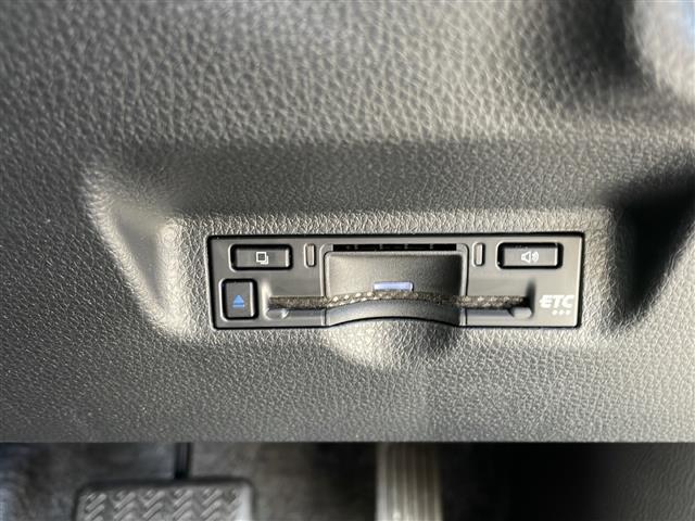 【ETC】有料道路を利用する際に料金所で停止することなく通過できる、ETC車載器（ノンストップ自動料金収受システム機器）が装備されています。セットアップを行うことで利用可能になります。