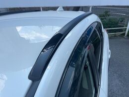 【ルーフレール】外観の魅力を引き立てるとともに、ウィンタースポーツや釣り、ロードバイク等で使う各種ギアを積むキャリア取り付けベースに！アクティブなカーライフを楽しむには必須の装備ですね！