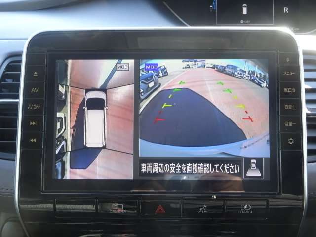 クルマを真上から見下ろしているかのような映像によって、車庫入れや縦列駐車などの駐車時に、自車と駐車位置の関係をひと目で確認でき、スムースな駐車をサポートします。