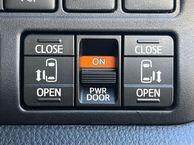 【両側パワースライドドア】スマートキーや運転席のスイッチで後席両側スライドドアの開閉が可能♪電動だから力を入れてドアを開ける必要が無く、小さなお子様でも簡単に開け閉めでき快適です♪