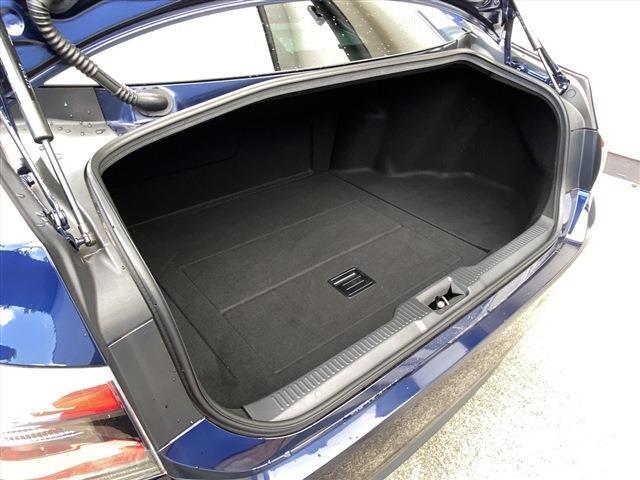 こちらのお車にはメーカーナビ地デジ・Bカメラ・CD・DVD・ブルーレイ・ブルートゥース・黒革・エアシート・ステアH・ETC・Cソナー・レーダーC・LTA・BSM・RCTA・HUD・18AWが装備！