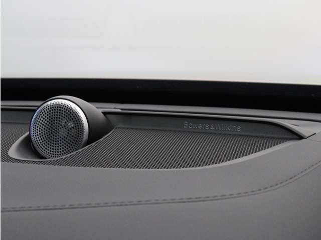 【Bowers＆Wilkins】世界のオーディオファン垂涎のプレミアムサウンドシステムを搭載。コンサートホールのベストポジションに相当する音場空間を忠実に再現。乗る人すべてに驚きの音響体験を提供します