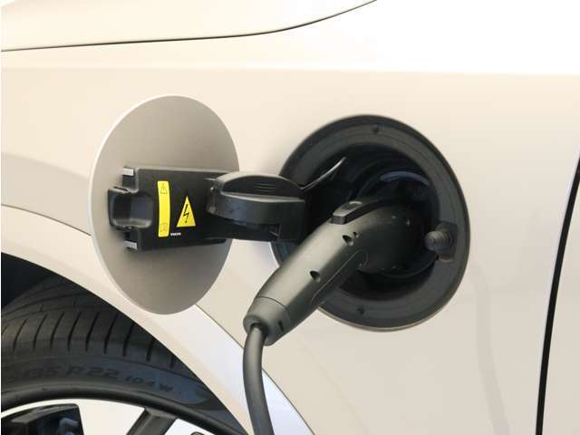 専用コードを接続するだけで簡単に充電が行えます。プラグインハイブリッドモデルRecharge T8 AWD PHEVは、走行中の充電のほか、自宅などに設置された充電機器からの充電が可能です。