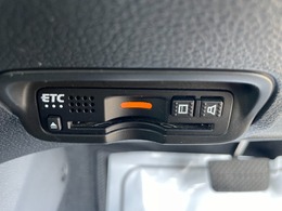 【ETC車載器】がついておりますので高速道路などの有料道路の料金所を停止することなく通過できます。当店でセットアップも可能ですのでご納車当日よりご利用いただけます。