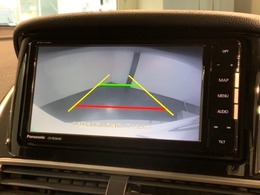 リバースギアに入れるだけで後方の表示へ切り替わります。夜間や雨の日の駐車も楽になりますよ。