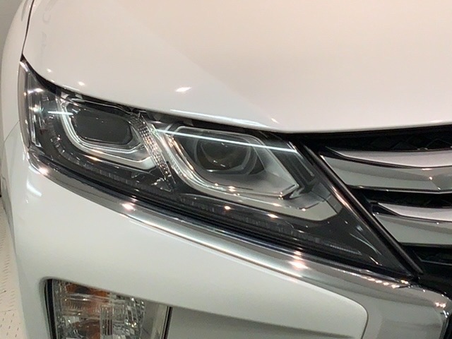 LEDヘッドライトは、点灯の瞬間から最大光量を発揮し、突然暗くなるトンネルなどでの安定感を高めます。