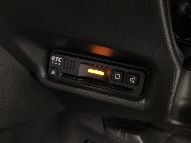 ETCが付いてます。ETC搭載車しか通過できないスマートICが利用できるようになりますよ！現在スマートICの設置箇所も増えてきているので、高速道路利用の幅が広がりますね☆