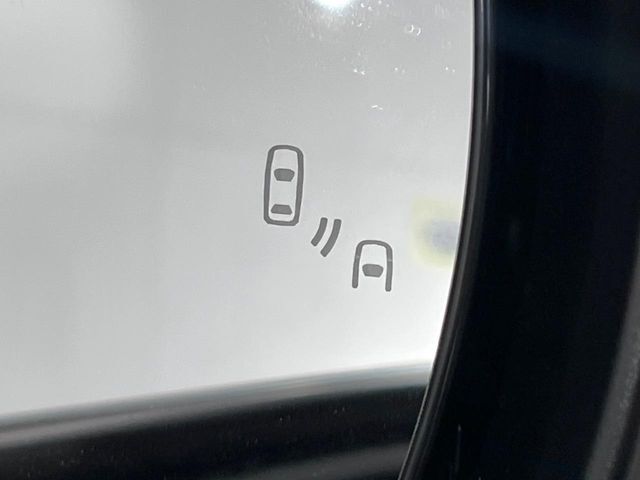 【ブラインドスポットモニター】走行中、ドアミラーの死角になりやすい箇所に後続車が接近するとサイドミラー付近に警告を表示、ドライバーに注意喚起をしてくれます。