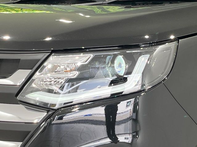 【LEDヘッドライト】悪天候や夜間走行時も良好な視界を確保し安心して運転できる高輝度LEDヘッドライトを装備！点灯速度が早く、消費電力も抑えられています。