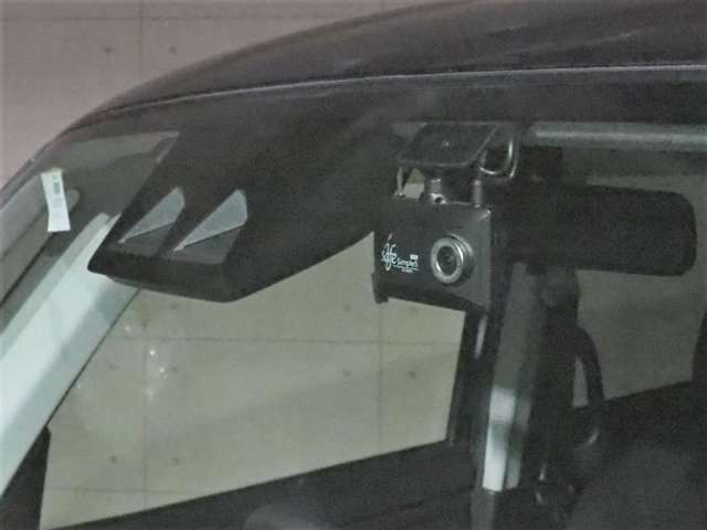 万が一のトラブルのときにも役に立つドライブレコーダーを装備しています。側面衝突や幅寄せ・割り込み対策に！